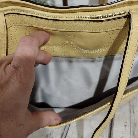 😁 Coach Custard Yellow Patent Leather Signature Stripe Tote Shoulder Bag - Picture 9 of 13